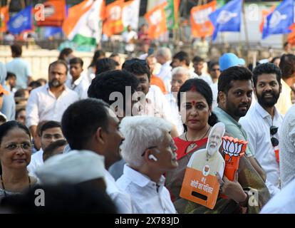 Mumbai, Indien. Mai 2024. Eine Unterstützerin der Bharatiya Janata Party (BJP) hält ein Poster des indischen Premierministers Narendra Modi und eine Spielzeugblume (Parteisymbol) auf einer Parteikundgebung in Mumbai. Die Bharatiya Janata Party (BJP) und ihre Allianzparteien hielten eine Kundgebung ab, die ihre Anhänger ermutigte, bei der Wahl in Loksabha für sie zu stimmen, wenn die Stadt am 20. Mai 2024 zur Wahl geht. Quelle: SOPA Images Limited/Alamy Live News Stockfoto