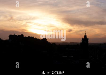 Edinburgh Schottland: 13. Februar 2024: Aussichtspunkt Carlton Hill bei Sonnenuntergang. Silhouette der Skyline von Edinburgh in Schwarz und weiß Stockfoto