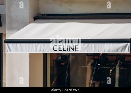 Cannes, Frankreich - 3. August 2023 : Schild für die Celine Boutique im Zentrum von Cannes Stockfoto