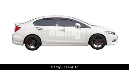 Seitenansicht des weißen Sportwagens mit Sedan ist isoliert auf weißem Hintergrund mit Beschneidungspfad. Stockfoto