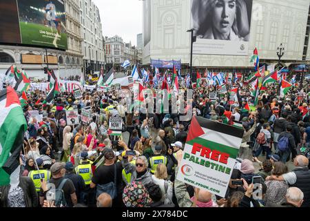 London, Großbritannien, 18. Mai 2024. Pro-palästinensische Demonstranten gehen an einer pro-israelischen Demonstration in Zentral-London vorbei, während der Konflikt zwischen Palästinensern und Israelis anhält. Stockfoto