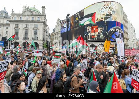 London, Großbritannien, 18. Mai 2024. Pro-palästinensische Demonstranten gehen an einer pro-israelischen Demonstration in Zentral-London vorbei, während der Konflikt zwischen Palästinensern und Israelis anhält. Stockfoto