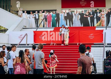 Cannes, Frankreich - 3. August 2023 : Touristen auf der berühmten Treppe des Palais des Festivals in Cannes Stockfoto