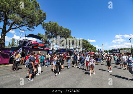 Imola, Italien. Mai 2024. Fanzone während der FORMEL 1 MSC KREUZFAHRTEN GRAN PREMIO DEL MADE IN ITALY E DELL'EMILIA-ROMAGNA 2 Autodromo Enzo e Dino Ferrari, Imola (BO) Italien Credit: Unabhängige Fotoagentur/Alamy Live News Stockfoto