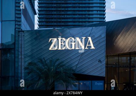 Las Vegas, NV, USA - 30. Mai 2023: Nahaufnahme des ZEGNA-Ladenschildes auf dem Gebäude in den Shops im Crystals Mall in Las Vegas, NV, USA. Stockfoto