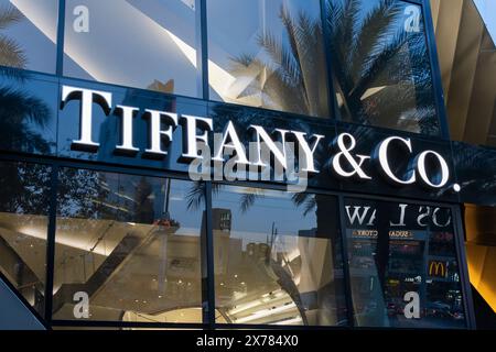 Las Vegas, NV, USA - 30. Mai 2023: Nahaufnahme des Tiffany and Co. Juweliergeschäfts auf dem Gebäude in den Shops im Crystals Mall in Las Vegas, NV, Stockfoto