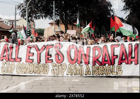 Turin, Italien. Mai 2024. Studenten der Universität und des Polytechnikums von Turin marschieren durch die Straßen der Stadt, um ihre Solidarität mit dem palästinensischen Volk zu demonstrieren und ein Ende der Bombardierung des Gazastreifens durch die israelische Regierung zu fordern. Die Demonstration ist Teil der Proteste, die viele Länder auf der ganzen Welt erschüttern. Quelle: Luca Prestia / Alamy News Live Stockfoto