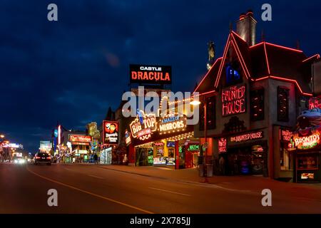 Niagara Falls, ON, Kanada - 8. Dezember 2023: Clifton Hill at Night in Niagara Falls, ON, Kanada, am 8. Dezember 2023. Stockfoto