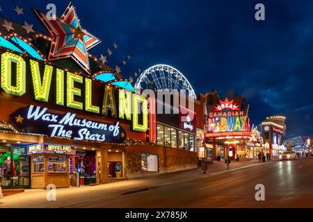 Niagara Falls, ON, Kanada - 8. Dezember 2023: Clifton Hill at Night in Niagara Falls, ON, Kanada, am 8. Dezember 2023. Stockfoto