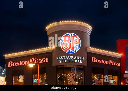 Niagara Falls, Ontario, Kanada - 8. Dezember 2023: Boston Pizza Restaurant bei Nacht. Niagarafälle, Ontario, Kanada Stockfoto