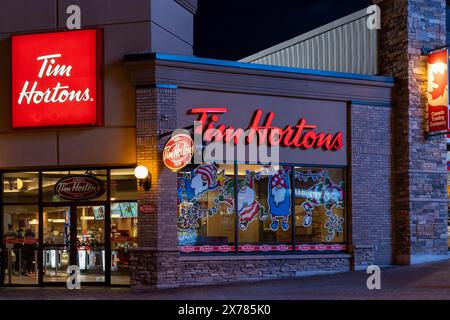 Das Tim Hortons-Logo ist in der Abenddämmerung auf dem Gebäude. Niagara Falls, Ontario, Kanada, am 8. Dezember 2023. Stockfoto