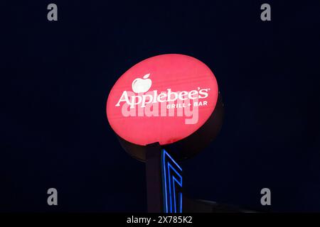 Niagarafälle, Ontario, Kanada - 8. Dezember 2023: Ein Applebee's Schild in der Nacht in Niagarafällen, Ontario, Kanada. Stockfoto