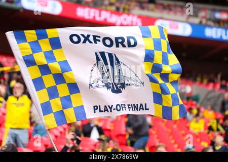 London, Großbritannien. Mai 2024. Die Fans von Oxford United schwingen am 18. Mai 2024 im Wembley Stadium, London, England, Vereinigtes Königreich vor dem Sky Bet EFL League One Play-Off Finale von Bolton Wanderers FC gegen Oxford United FC. Credit: Every Second Media/Alamy Live News Stockfoto