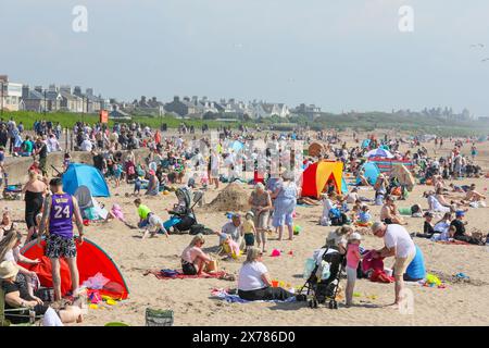 Troon, Großbritannien. Mai 2024. Touristen und Einheimische genießen das warme und sonnige Wetter am Troon Beach, South Ayrshire, Schottland, trotz eines rollenden Nebels am Nachmittag, der vom Firth of Clyde kommt. Quelle: Findlay/Alamy Live News Stockfoto