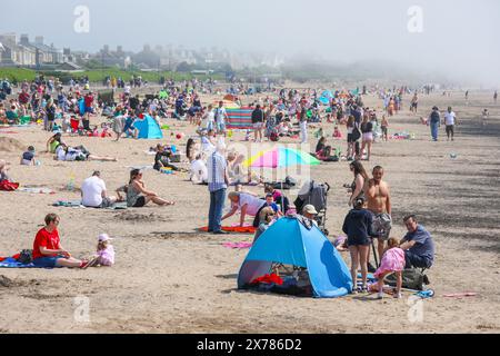 Troon, Großbritannien. Mai 2024. Touristen und Einheimische genießen das warme und sonnige Wetter am Troon Beach, South Ayrshire, Schottland, trotz eines rollenden Nebels am Nachmittag, der vom Firth of Clyde kommt. Quelle: Findlay/Alamy Live News Stockfoto