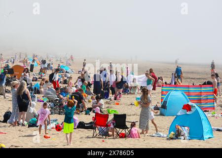 Troon, Großbritannien. Mai 2024. Touristen und Einheimische genießen das warme und sonnige Wetter am Troon Beach, South Ayrshire, Schottland, trotz eines rollenden Nebels am Nachmittag, der vom Firth of Clyde kommt. Quelle: Findlay/Alamy Live News Stockfoto