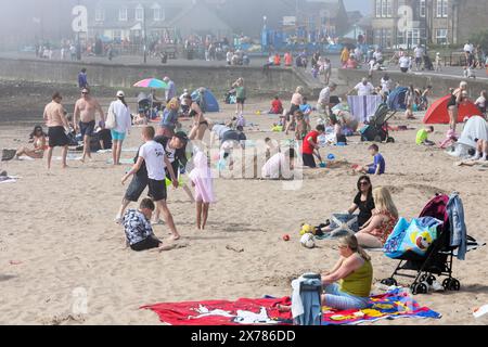 Troon, Großbritannien. Mai 2024. Touristen und Einheimische genießen das warme und sonnige Wetter am Troon Beach, South Ayrshire, Schottland, trotz eines rollenden Nebels am Nachmittag, der vom Firth of Clyde kommt. Quelle: Findlay/Alamy Live News Stockfoto