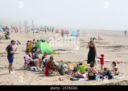 Troon, Großbritannien. Mai 2024. Touristen und Einheimische genießen das warme und sonnige Wetter am Troon Beach, South Ayrshire, Schottland, trotz eines rollenden Nebels am Nachmittag, der vom Firth of Clyde kommt. Quelle: Findlay/Alamy Live News Stockfoto