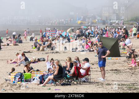 Troon, Großbritannien. Mai 2024. Touristen und Einheimische genießen das warme und sonnige Wetter am Troon Beach, South Ayrshire, Schottland, trotz eines rollenden Nebels am Nachmittag, der vom Firth of Clyde kommt. Quelle: Findlay/Alamy Live News Stockfoto