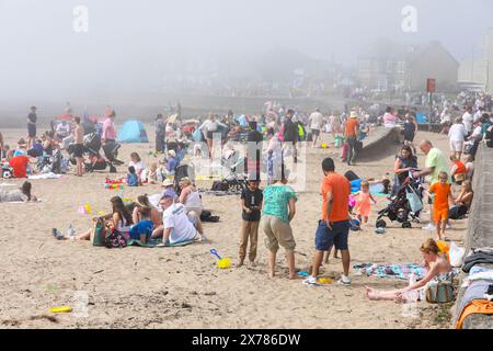 Troon, Großbritannien. Mai 2024. Touristen und Einheimische genießen das warme und sonnige Wetter am Troon Beach, South Ayrshire, Schottland, trotz eines rollenden Nebels am Nachmittag, der vom Firth of Clyde kommt. Quelle: Findlay/Alamy Live News Stockfoto