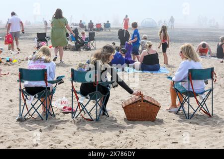 Troon, Großbritannien. Mai 2024. Touristen und Einheimische genießen das warme und sonnige Wetter am Troon Beach, South Ayrshire, Schottland, trotz eines rollenden Nebels am Nachmittag, der vom Firth of Clyde kommt. Quelle: Findlay/Alamy Live News Stockfoto