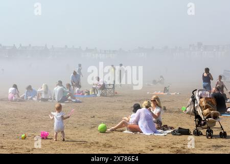 Troon, Großbritannien. Mai 2024. Touristen und Einheimische genießen das warme und sonnige Wetter am Troon Beach, South Ayrshire, Schottland, trotz eines rollenden Nebels am Nachmittag, der vom Firth of Clyde kommt. Quelle: Findlay/Alamy Live News Stockfoto