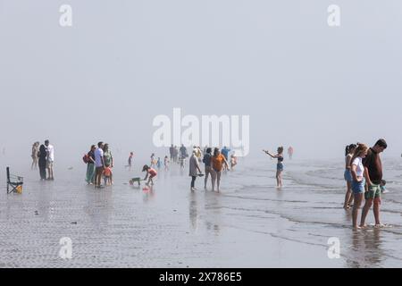 Troon, Großbritannien. Mai 2024. Touristen und Einheimische genießen das warme und sonnige Wetter am Troon Beach, South Ayrshire, Schottland, trotz eines rollenden Nebels am Nachmittag, der vom Firth of Clyde kommt. Quelle: Findlay/Alamy Live News Stockfoto