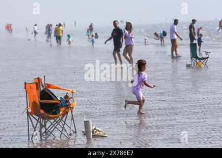 Troon, Großbritannien. Mai 2024. Touristen und Einheimische genießen das warme und sonnige Wetter am Troon Beach, South Ayrshire, Schottland, trotz eines rollenden Nebels am Nachmittag, der vom Firth of Clyde kommt. Quelle: Findlay/Alamy Live News Stockfoto