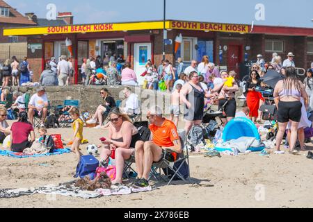 Troon, Großbritannien. Mai 2024. Touristen und Einheimische genießen das warme und sonnige Wetter am Troon Beach, South Ayrshire, Schottland, trotz eines rollenden Nebels am Nachmittag, der vom Firth of Clyde kommt. Quelle: Findlay/Alamy Live News Stockfoto