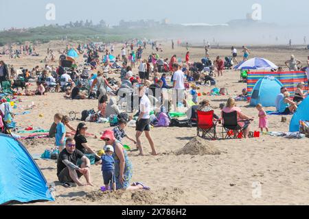 Troon, Großbritannien. Mai 2024. Touristen und Einheimische genießen das warme und sonnige Wetter am Troon Beach, South Ayrshire, Schottland, trotz eines rollenden Nebels am Nachmittag, der vom Firth of Clyde kommt. Quelle: Findlay/Alamy Live News Stockfoto