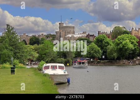 Windsor Castle die Berkshire-Residenz der britischen Königsfamilie, von den Ufern der Themse in Eton aus gesehen und Flugzeuge über dem Fluss fliegen Stockfoto