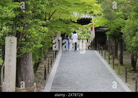 Steindenkmal (mit japanischen Wörtern, die den japanischen Namen des Tempels bedeuten) am Eingang des Ginkakuji-Tempels in Kyoto, Japan Stockfoto