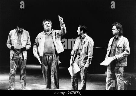 l-r: Sean Baker (Peter Reese), Colin Welland (Joby Peake), Phil Daniels (Mike McCullough), Richard McCabe (Jimmy Umpleby) im CHURCHILL-STÜCK von Howard Brenton bei der Royal Shakespeare Company (RSC), Barbican Theatre, London EC2 30/11/1988 Design: Kit Surrey Beleuchtung: Mark Henderson Regie: Barry Kyle Stockfoto