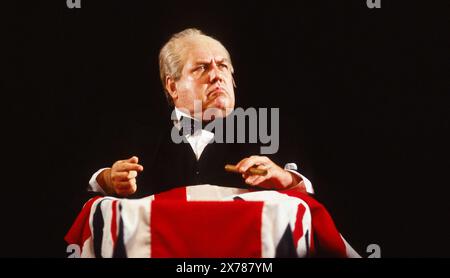 Colin Welland (Winston Churchill) in DEM CHURCHILL-STÜCK von Howard Brenton bei der Royal Shakespeare Company (RSC), Barbican Theatre, London EC2 30/11/1988 Design: Kit Surrey Beleuchtung: Mark Henderson Regie: Barry Kyle Stockfoto