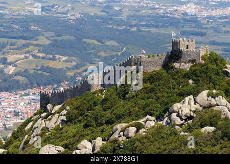 Die Burg der Mauren ist eine mittelalterliche Burg auf einem Hügel in der Gemeinde Sintra, etwa 25 km nordwestlich von Lissabon. Stockfoto