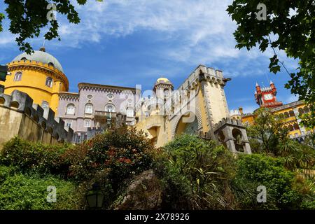 Farbenfroher Pena Palast, berühmter Palast und eines der sieben Wunder in Portugal Stockfoto