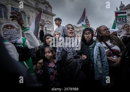 London, Großbritannien. Mai 2024. Pro-palästinensischer „Nakba“-marsch durch das Zentrum Londons passiert den Piccadilly Circus. Tausende schließen sich an, um den 76. Jahrestag der „Nakba“ zu begehen, was „Katastrophe“ bedeutet und von den Palästinensern verwendet wird, um die Ereignisse rund um die Errichtung des Staates Israel zu beschreiben. Die Palästinensische Solidaritätskampagne (PSK), die den Protest organisierte, sagte, dass der marsch an die „ethnische Säuberung von 750.000 Palästinensern, drei Viertel der palästinensischen Bevölkerung, aus ihrem Heimatland in den Jahren 1947 und die anschließende Verweigerung ihres Rechts auf Rückkehr“ gedacht habe. Guy Corbishley/Alamy Live News Stockfoto