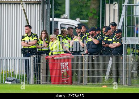 Dordrecht, Niederlande. Mai 2024. DORDRECHT, NIEDERLANDE - 18. MAI: Polizeiagenten stehen während des niederländischen Keuken Kampioen Divisie Promotion/Relegation Play offs Spiels zwischen dem FC Dordrecht und dem FC Emmen im M-Scores Stadion am 18. Mai 2024 in Dordrecht, Niederlande. (Foto von Joris Verwijst/Orange Pictures) Credit: Orange Pics BV/Alamy Live News Stockfoto