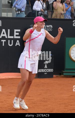 Roma, Italien. Mai 2024. IgA &#x15a;wi&#x105;tek (POL) feiert beim Finale gegen Aryna Sabalenka (BLR) bei den Italian Tennis Open in Rom, Samstag, 18. Mai 2024. (Alfredo Falcone/LaPresse) Credit: LaPresse/Alamy Live News Stockfoto