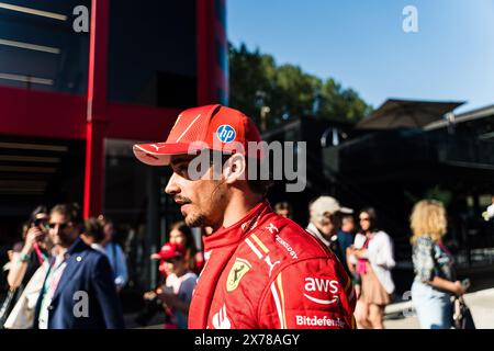 Imola, Imola, Italien. Mai 2024. Charles Leclerc geht nach dem Qualifying, der siebten Runde der Formel-1-Weltmeisterschaft auf der internationalen Rennstrecke Enzo und Dino Ferrari von Imola zum Ferrari-Wohnmobil (Foto: © Luca Martini/ZUMA Press Wire) NUR ZUR REDAKTIONELLEN VERWENDUNG! Nicht für kommerzielle ZWECKE! Stockfoto