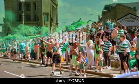 Glasgow, Schottland, Großbritannien. 18. Mai 2024: Celtic-Fans feiern den Titelgewinn, als sie die Straßen der Innenstadt am Kreuz von glasgow übernehmen und die Stadt zum Stillstand bringen. Credit Gerard Ferry /Alamy Live News Stockfoto