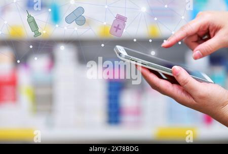 Ein Apotheker hält ein Mobiltelefon, um ein ärztliches Rezept zu erhalten, Medikamente zuzubereiten und Medikamente in einer Apotheke zu überprüfen. Stockfoto