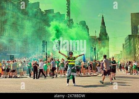 Glasgow, Schottland, Großbritannien. 18. Mai 2024: Celtic-Fans feiern den Titelgewinn, als sie die Straßen der Innenstadt am Kreuz von glasgow übernehmen und die Stadt zum Stillstand bringen. Credit Gerard Ferry /Alamy Live News Stockfoto