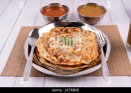 Roti Parata oder Roti Canai Dhal und Currysauce, ein beliebtes malaysisches Frühstück Stockfoto