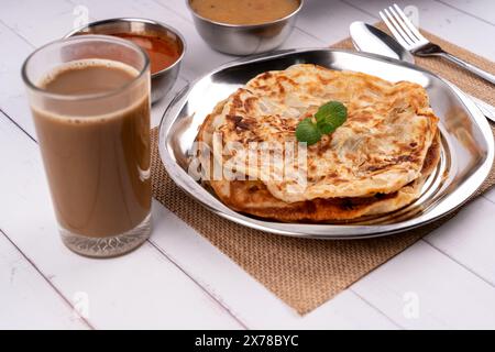 Pulled Tea oder teh tarik, Roti Canai, Dhal und Currysauce malaysisches Essen Stockfoto