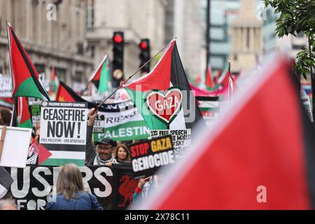 London, Großbritannien, 18. Mai 2024. Etwa 250 000 Menschen aus allen Gesellschaftsschichten und Organisationen marschierten in Zentral-London, um im israelischen Hamas-Krieg einen Waffenstillstand in Gaza zu fordern und um 76 Jahre der Nakba oder der "Katastrophe" zu feiern, als 750 000 Palästinenser aus ihrer Heimat vertrieben wurden. Viele Menschen trugen Schlüssel, die die Häuser repräsentierten, die sie zurücklassen mussten und nicht mehr dorthin zurückkehren können. Kredit : Monica Wells/Alamy Live News Stockfoto