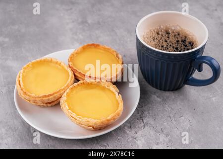 Nahaufnahme einer Tasse Kaffee und Eierkarte Stockfoto
