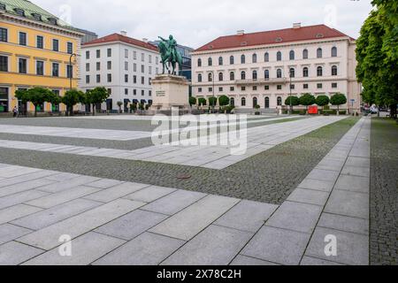 Siemens Konzernzentrale auf dem Wittelsbacher Platz befindet sich die Konzernzentrale der Siemens AG, im Vordergrund das Reiterstandbild von Kurfürst Maximilian von Bayern München Bayern Deutschland *** Siemens Corporate Headquarters der Firmensitz der Siemens AG befindet sich am Wittelsbacher Platz, am mit der Reiterstatue des Kurfürsten Maximilian von Bayern im Vordergrund München Bayern Deutschland Stockfoto