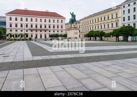 Siemens Konzernzentrale auf dem Wittelsbacher Platz befindet sich die Konzernzentrale der Siemens AG, im Vordergrund das Reiterstandbild von Kurfürst Maximilian von Bayern München Bayern Deutschland *** Siemens Corporate Headquarters der Firmensitz der Siemens AG befindet sich am Wittelsbacher Platz, am mit der Reiterstatue des Kurfürsten Maximilian von Bayern im Vordergrund München Bayern Deutschland Stockfoto