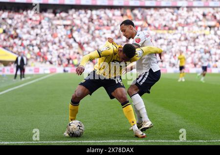 Marcus McGuane von Oxford United im Play-off-Finale der Sky Bet League One im Wembley Stadium, London, gegen Josh Dacres-Cogley der Bolton Wanderers. Bilddatum: Samstag, 18. Mai 2024. Stockfoto